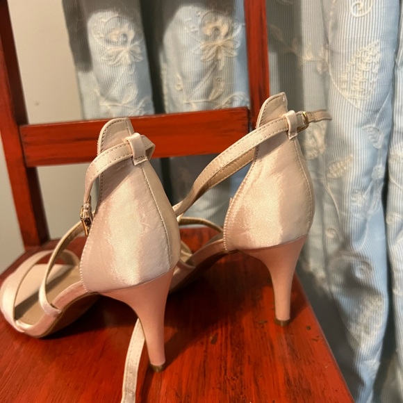 Dream Pairs Satin high heel. - Picture 3 of 4